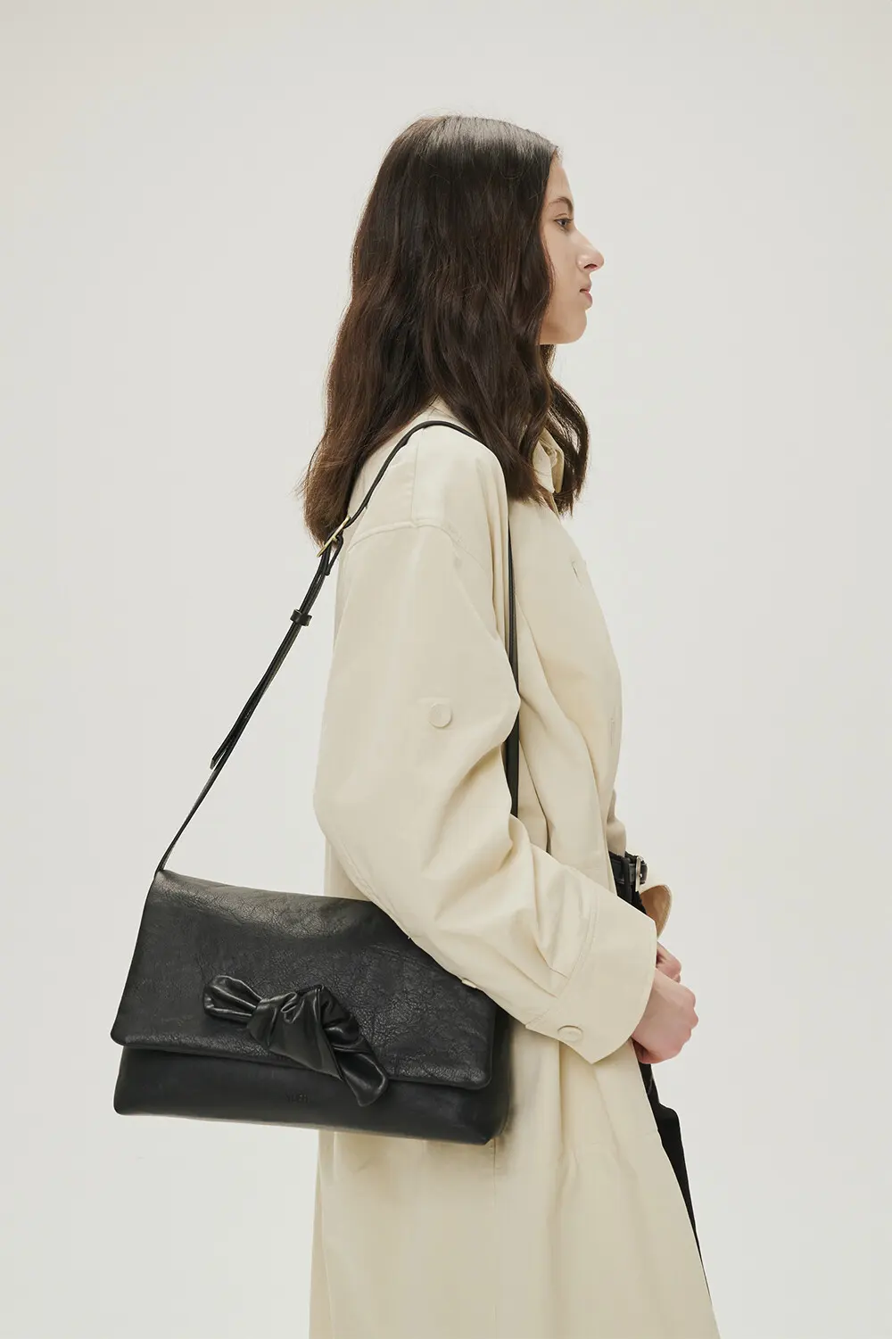YURT NOTTI Bag (L) Black Leather Knotted Flap Shoulder Bag Detail