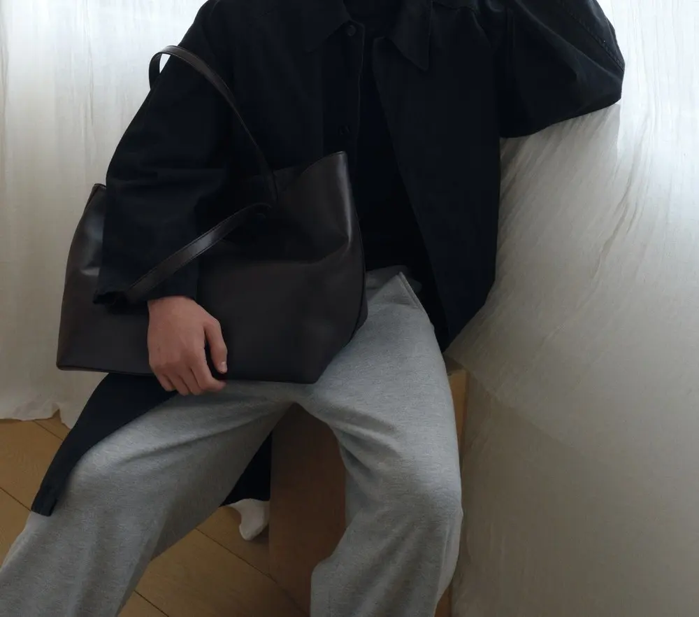 Gather Bag (Dark Brown) Detail